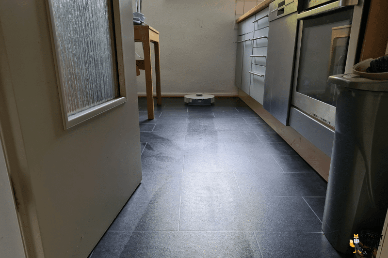 Der Ecovacs Deebot T10 wischt im Test den Boden in der Küche.